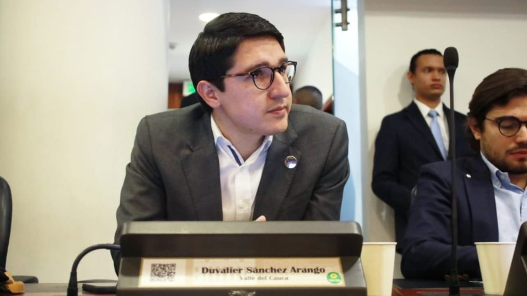 "No tiene vergüenza… cállese, déjeme hablar", vociferó Sánchez a Carrillo en sesión pública. Pero nunca gritó “¡cállense, corruptos!” cuando Name cayó detenido ni cuando Ortiz fue salpicada. La valentía tiene límites… cuando se es parte del problema.